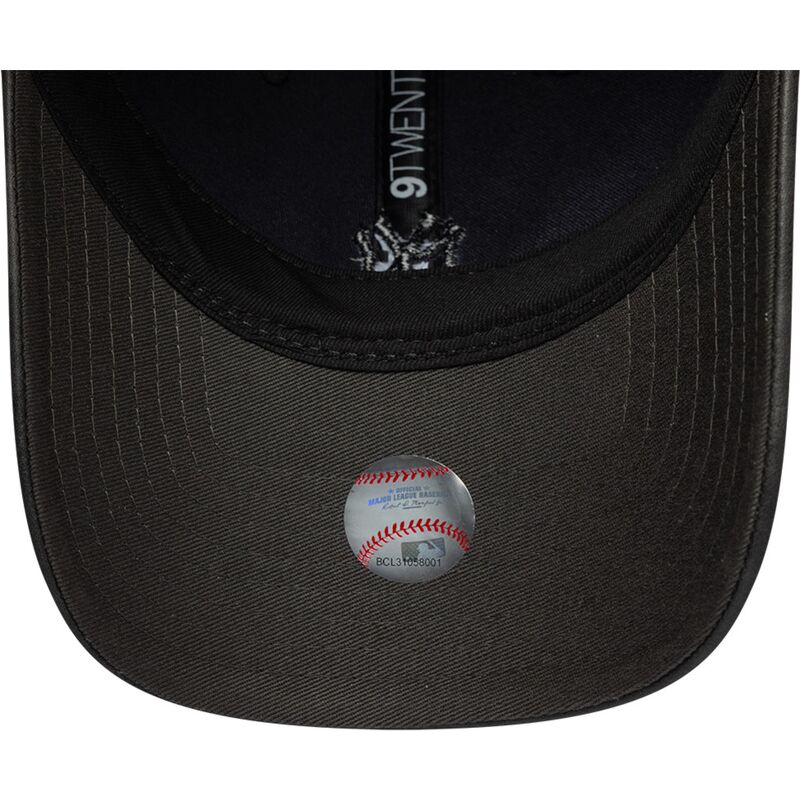 gorra-curva-negra-ajustable-para-mujer-con-logo-negro-9twenty-washed-pu-de-new-york-yankees-mlb-de-new-era