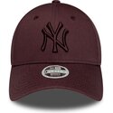 gorra-curva-granate-ajustable-para-mujer-con-logo-granate-9forty-league-essential-de-new-york-yankees-mlb-de-new-era