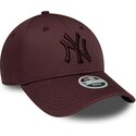 gorra-curva-granate-ajustable-para-mujer-con-logo-granate-9forty-league-essential-de-new-york-yankees-mlb-de-new-era