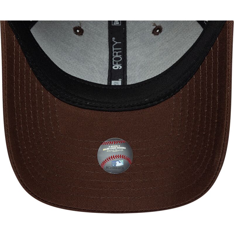 gorra-curva-marron-oscuro-ajustable-con-logo-marron-9forty-league-essential-de-new-york-yankees-mlb-de-new-era