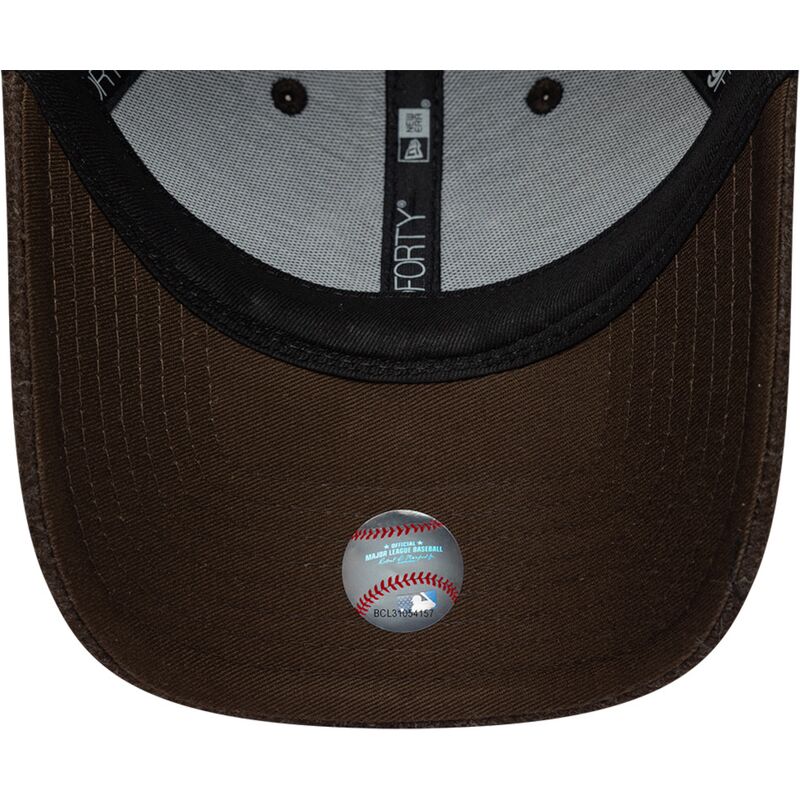 gorra-curva-marron-snapback-con-logo-marron-9forty-winter-de-new-york-yankees-mlb-de-new-era
