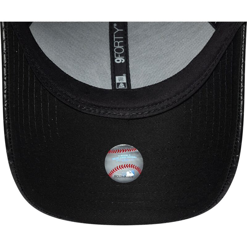 gorra-curva-negra-snapback-con-logo-negro-9forty-pu-weave-de-new-york-yankees-mlb-de-new-era