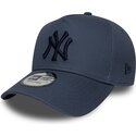 gorra-curva-azul-snapback-con-logo-azul-marino-e-frame-league-essential-de-new-york-yankees-mlb-de-new-era