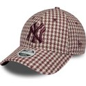 gorra-curva-granate-y-beige-ajustable-para-mujer-con-logo-granate-9forty-m-crown-houndstooth-de-new-york-yankees-mlb-de-new-era