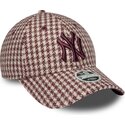 gorra-curva-granate-y-beige-ajustable-para-mujer-con-logo-granate-9forty-m-crown-houndstooth-de-new-york-yankees-mlb-de-new-era