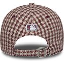 gorra-curva-granate-y-beige-ajustable-para-mujer-con-logo-granate-9forty-m-crown-houndstooth-de-new-york-yankees-mlb-de-new-era
