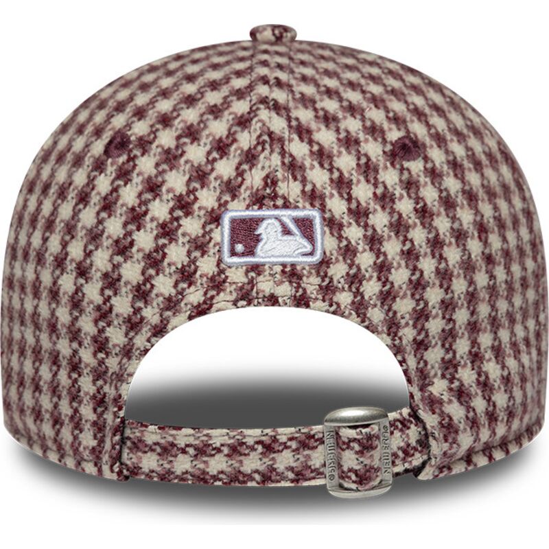 gorra-curva-granate-y-beige-ajustable-para-mujer-con-logo-granate-9forty-m-crown-houndstooth-de-new-york-yankees-mlb-de-new-era gorra-curva-granate-y-beige-ajustable-para-mujer-con-logo-granate-9forty-m-crown-houndstooth-de-new-york-yankees-mlb-de-new-era