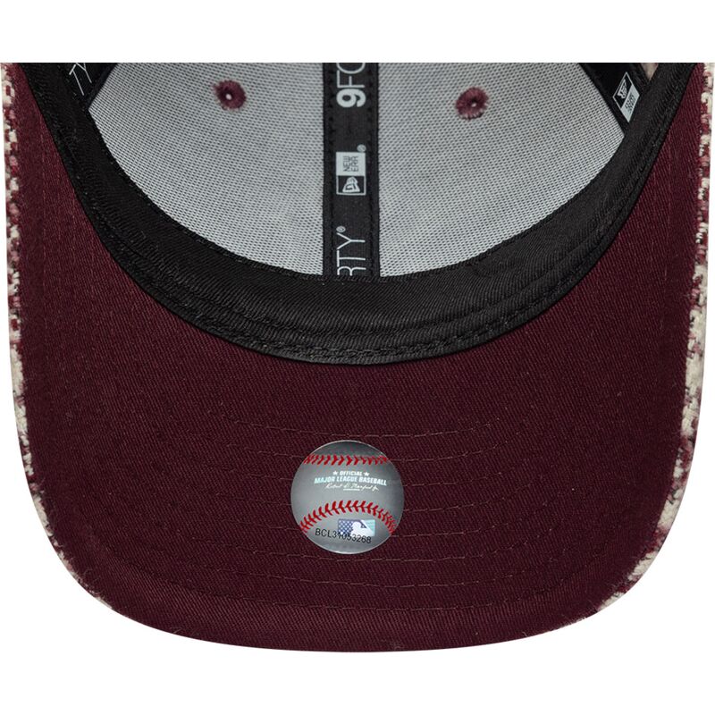 gorra-curva-granate-y-beige-ajustable-para-mujer-con-logo-granate-9forty-m-crown-houndstooth-de-new-york-yankees-mlb-de-new-era gorra-curva-granate-y-beige-ajustable-para-mujer-con-logo-granate-9forty-m-crown-houndstooth-de-new-york-yankees-mlb-de-new-era