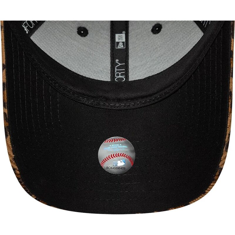 gorra-curva-leopardo-ajustable-para-mujer-con-logo-negro-9forty-leopard-cord-de-new-york-yankees-mlb-de-new-era