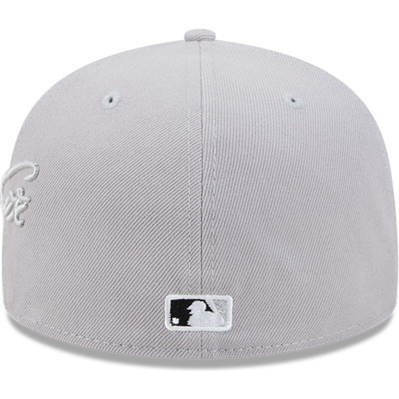 gorra-plana-gris-ajustada-59fifty-side-script-de-chicago-white-sox-mlb-de-new-era
