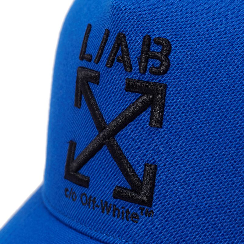 gorra-trucker-azul-con-logo-negro-clamp-arrows-de-l-ab-c-o-off-white gorra-trucker-azul-con-logo-negro-clamp-arrows-de-l-ab-c-o-off-white