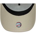 gorra-trucker-beige-y-negra-con-logo-negro-a-frame-league-essential-de-new-york-yankees-mlb-de-new-era