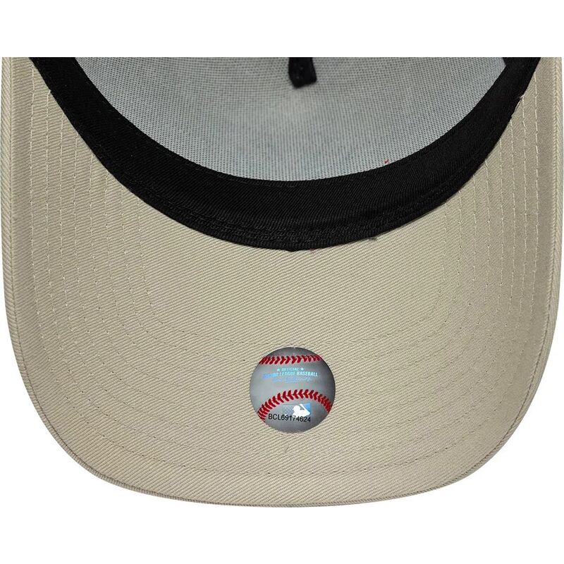 gorra-trucker-beige-y-negra-con-logo-negro-a-frame-league-essential-de-new-york-yankees-mlb-de-new-era