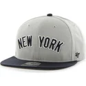 gorra-plana-gris-snapback-con-logo-lateral-de-mlb-new-york-yankees-de-47-brand